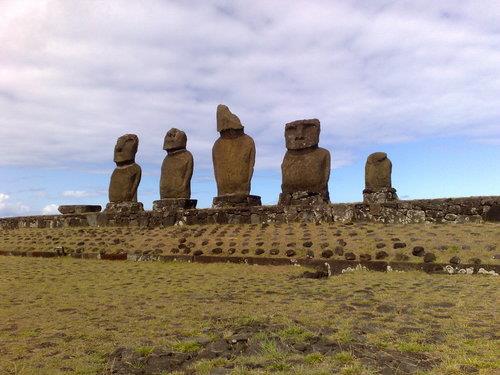 1722 ylnda Holladal kaif Jacob Roggeveen tarafndan bulunan Paskalya Adasnn, eitli yerlerinde, bin 500 yl nce yerli halk tarafndan dev kayalardan oyulduu dnlen 887 tane heykel bulunuyor. Motai adndaki bu heykellerin nasl yapldklar halen tam olarak anlalamad.