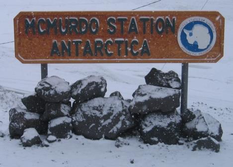 McMurda stasyonu, Antarktika  <br>  Dnyann en dibindeki yaam noktas neresi derseniz, cevabmz Antarktika&#8217;daki McMurda stasyonu. Dnyann yaam olanaklar en kstl yerindeki tek canl varlklar, blgede almalar yapan aratrmaclar oluturuyor. Gerek anlamda srekli donuk halde bulunan istasyon, ktann kuzey ucundaki Ross Adas&#8217;nda bulunuyor.