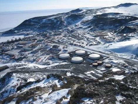 Medeniyetten binlerce kilometre uzaklkta bulunan adadan teknelerle en yakn yaam yerine gitmek aylar sryor. Neyse ki istasyonda bulunan  ini pisti aratrmaclarn dnyadan kopmamalarn salyor.