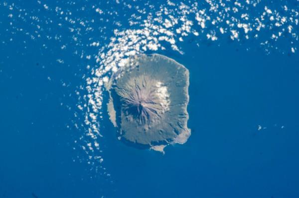 Adada yaamanz iin size bir i imkan sunuluyor. Yapacanz i; hayvanlara bakmak; baclk, seraclk gibi tarm ileri. nk adada bugne kadar sadece patates yetitirilmi; imdiyse farkl sebze ve meyveler yetitirmek istiyorlarm.