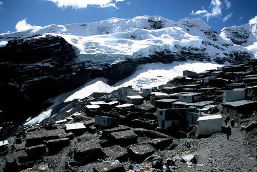 Donmu bir buz tabakasnn zerinde bulunan kasabann tek ulam yolu, gnlerce kar ya ve frtna altnda yaplan kamyon yolculuu. Zor corafi artlar, yaamay ne kadar zor klsa da, La Rinconada altn madencilii yapan yaklak 30 bin kiilik nfusa sahip.