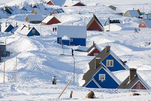 Kasaba, Grnland&#8217;n ngiltere byklndeki bir ilinde yer alyor. 500 kiinin yaad kasabada, kii bana 388 kilometre kare alan dyor.