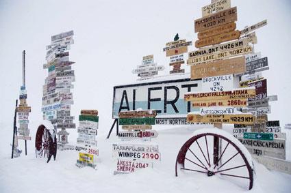 En yakn komusu 210 km tedeki bir balk kasabas olan Alert&#8217;te bugn Kanada&#8217;ya ait bir hava laboratuar bulunuyor.