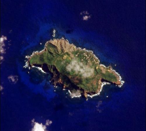 Pitcairn, 1784&#8217;de denize indirilen nl ngiliz kargo gemisi HMS Bounty&#8217;nin yksn tayor. 1789&#8217;da adaya urayan gemide kan ayaklanmada kaptanlarn deviren 50 denizcinin adaya yerletii biliniyor. Gnmzde adada yaayan ve iftilikle geinen yaklak 100 insann, ayaklanmac denizcilerin soyundan geldiine inanlyor.