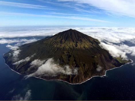 Tristan da Cunha<br>    Atlantik Okyanusu&#8217;nun gneyinde yer alan ada kmesi Tristan da Cunha, dnyann ulalmas en zor yeri kabul ediliyor. Adalara en yakn olan Gney Afrika, tam 2800 kilometre uzaklkta bulunuyor. 1506&#8217;da ylnda kefedilen Tristan da Cunha, yzyllar boyu talyan, ngiliz ve Amerikal yerleimcilerin evi oldu.