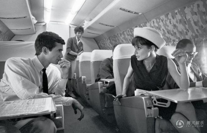 Yine 2 Hollywood efsanesi; Audrey Hepburn ve Anthony Perkins'in 1962 ylnda, uakta sohbet ederken ekilen fotoraflar.