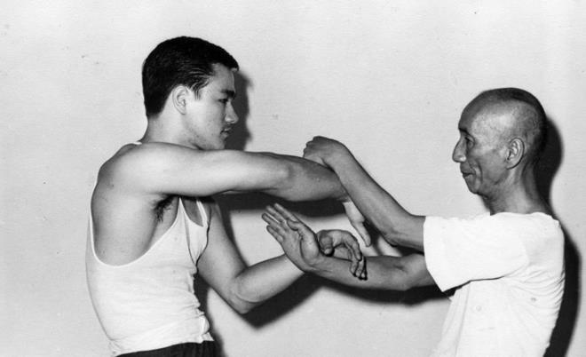 Ustas Ip-Man ile alan gen Bruce Lee. Yl 1955.