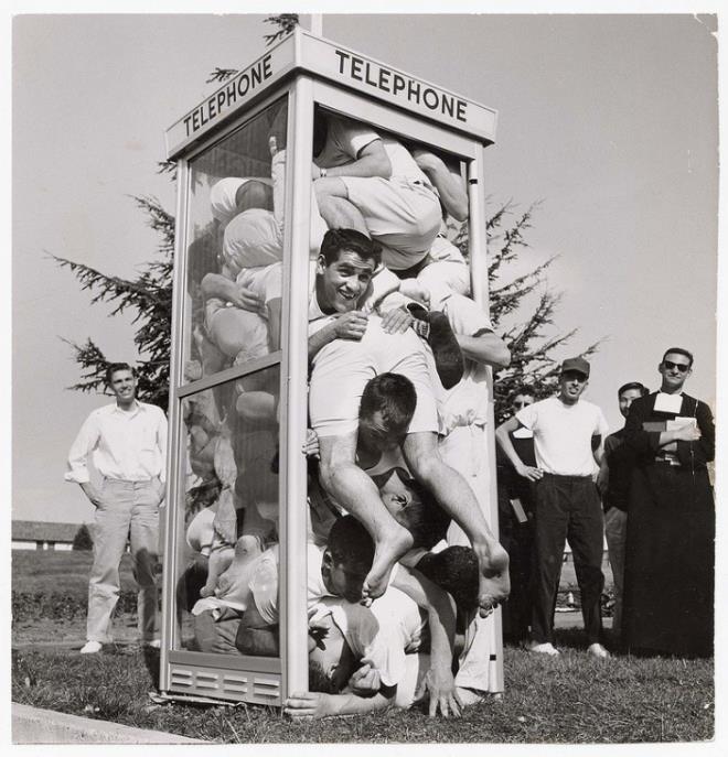 1959 ylnda, "bir telefon kulbesi iine en ok insan sdrma" rekorunu kran genler&#8230;