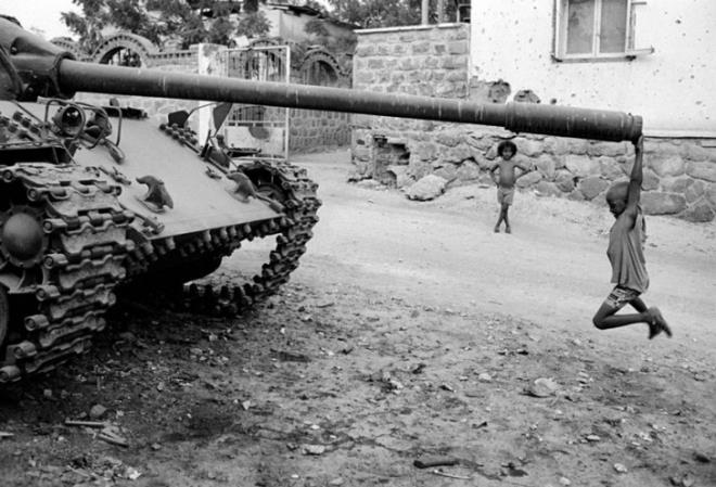 Savan kol gezdii Afrika'da tank bir oyuncaa eviren Afrikal ocuk. 1991&#8230;