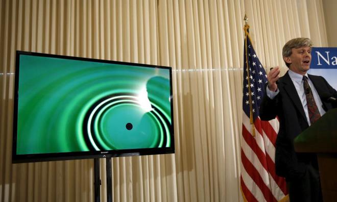 Uluslararas bir bilim insanlar grubu, LIGO olarak adlandrlan 1.1 milyar dolarlk bir cihaz kullanarak 2 karadeliin arpmasnn yaratt dalgalar saptadklarn duyurdu.