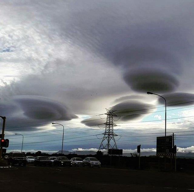 Twitter ve Instagram'da bulutlarn fotoraflarn paylaanlar bu olayn nasl olduunu sordu.