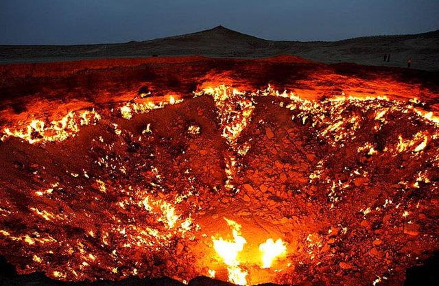 2. Cehennem Kaps, Trkmenistan: Bilim adamlar tarafndan 1971 ylnda atelenen bu krater tam 43 yldr yanyor.