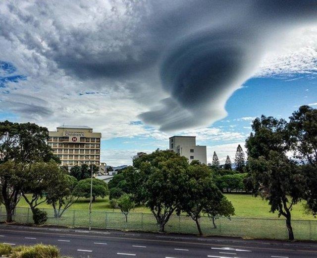 Uzmanlar ise bu olayn sradan bir doa olay olduunu ve bu ekildeki bulutlara "lenticular" bulutlar dendiini belirtiyor.