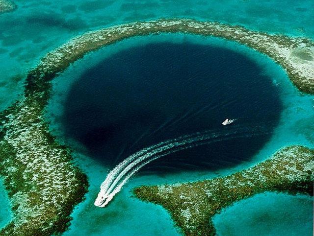 11. Byk Mavi Delik: 300 metre apnda ve 124 metre derinliinde, Belize kylarnda bulunan bir denizalt ddeni.