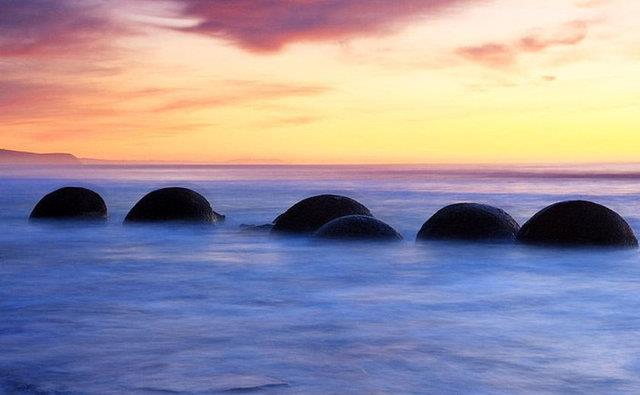 10. Yeni Zelanda'daki yuvarlak kayalar: amurtan evreleyen ky erozyonu sonucu denizin iinde ve sahilde oluan yuvarlak kayalar.