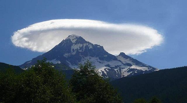 19. Olimpos Da zerindeki merceksi bulutlar: Troposferde oluan bu lens eklindeki bulutlar dalarn etrafnda esen dikey rzgarlar sonucu oluuyor.