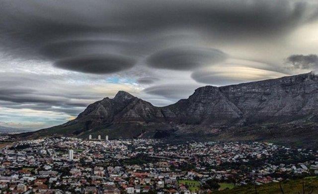 Gney Afrika'da grnen UFO'ya benzerlikleriyle dikkat eken bulutlar, grenleri heyecanlandrd.