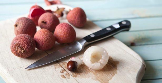 L NASIL YENYOR?  Lii sert kabuu soyulduktan sonra yenilebilecei gibi marmelat da yaplabiliyor. Taze meyve ve konserve eklinde satlyor. Lii ile tatl ve smoothie tarifleri de yaplabiliyor.