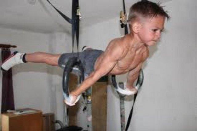 Kkl bir cimnastik ekolne sahip Romanya'da yaayan 10 yandaki Stroe, dnyann en gen vcut gelitiricisi. 2 yandayken arlk kaldrmaya balayan Stroe, bir ok Guiness dnya rekoru sahibi.