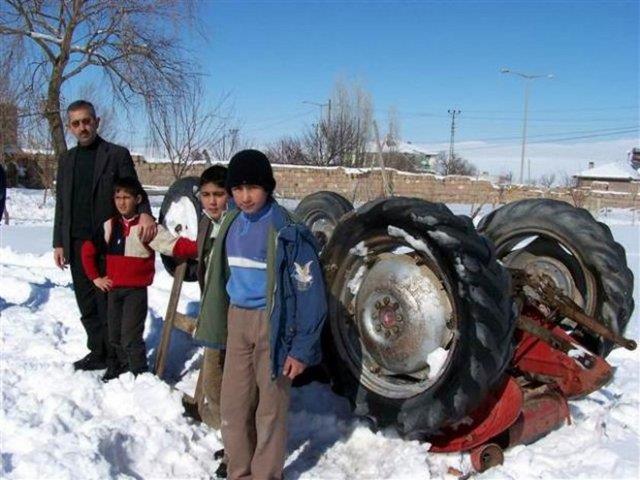 Banka kredisini deyemeyen ve hakknda icra takibi balatlan bir ifti, traktrn tarlada ters evirerek sata kard.