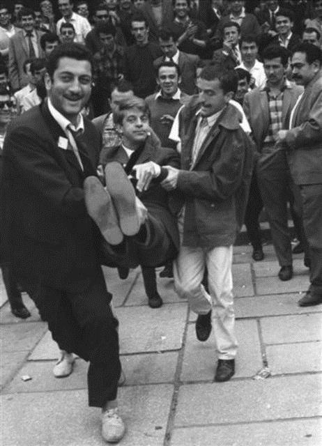 rencilerin boykota balad Dil ve Tarih Corafya Fakltesi'nde derse girmek iin pasif direnie geen bir renciyi arkadalar okuldan uzaklatrd.