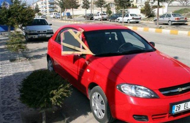 Krlan dikiz aynasnn orjinalini bulamayan kii, retici firmaya tepkisini gstermek iin aracna lavabo aynas takt.