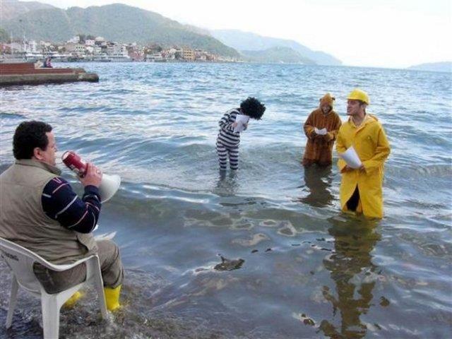 Oyunlarnn bir ksmn denizde sahneleyen tiyatrocular, Marmaris'te tiyatro salonu bulunmamasn protesto etti.