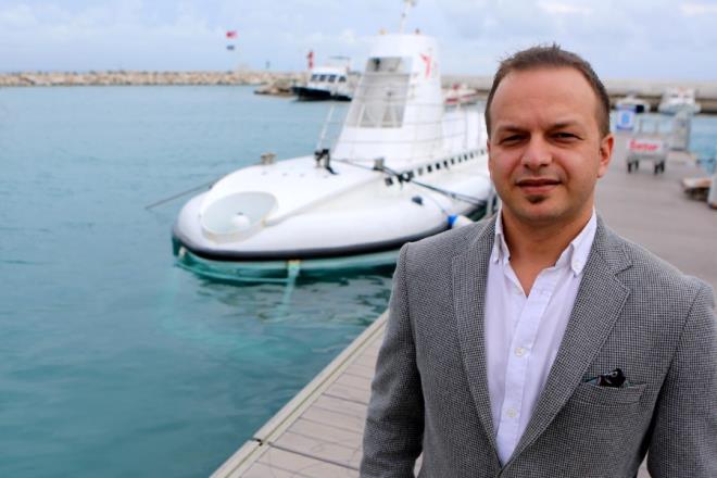 Yavuzyiit, bu proje iin dnyann birok noktasnda turizm amacyla retilmi denizalt aradklarn syledi. Aradklar l ve yolcu kapasitesini salayacak denizaltn spanya'nn Kanarya Adalar'nda bulduklarn kaydeden Yavuzyiit, "Lanzarote'da bulduumuz bu model sadece sacdan ibaretti. Tamamen modernize edilmesi gerekiyordu. Denizaltnn modernizasyonu 2 yl srd ve 10 gnde tamamlanp Antalya'ya getirildi" diye konutu.