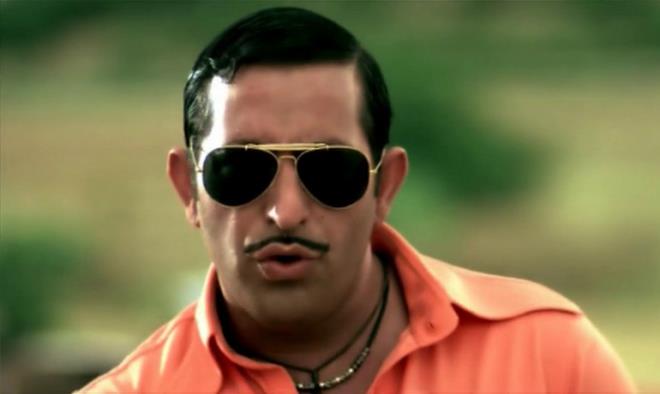 CEM YILMAZ  <br>&#8216;UZAYLI DA OLSA NSAN NSANDIR...&#8217;<br>    Sadri Alk&#8217;tan devrald bayra; nce &#8216;Ormanda derler ki Kzlmaske 10 kaplan gcndedir&#8217; karikatrleri, sonra kendine zg gsterileri ve nihayetinde sinema maceras derken Trk&#8217;n uzaydaki, gemiteki, &#8216;Yahi Bat&#8217;daki ve imdiki zamandaki zgvenle dolu servenleriyle bizi, bize en iyi anlatan oldu. &#8216;Hokkabaz&#8217;la ve Yeilam&#8217;a olan saygs da cabas...