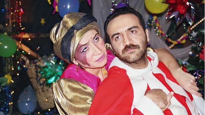 DEMET AKBA<br>  KOMKLK FENTEZS<br>    Bir Demet Tiyatro&#8217;da Demet Akba&#8217;dan &#8216;Feritah Yenge&#8217; tiplemesi.