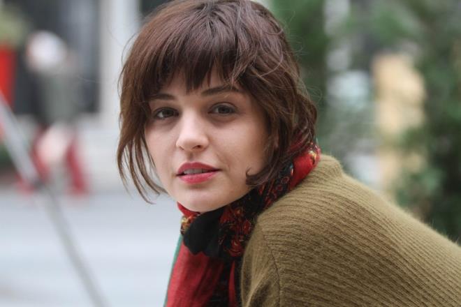 Gonca Vuslateri seti...  <br>  Mjdat Gezen&#8217;i sahnede izlemek bir lendir. nk an ok iyi takip eder. Bu zamanlamalar hatta zellikle sessizlii kullanma konusunda bile ok ustadr.  Metin Akpnar&#8217;dan mizahn kolektif bir ey olduunu rendik.  Kemal Sunal, oyunculuu ve yalnzca duruu ile bile insanlar gldrebilen bir yetenek devrimidir.