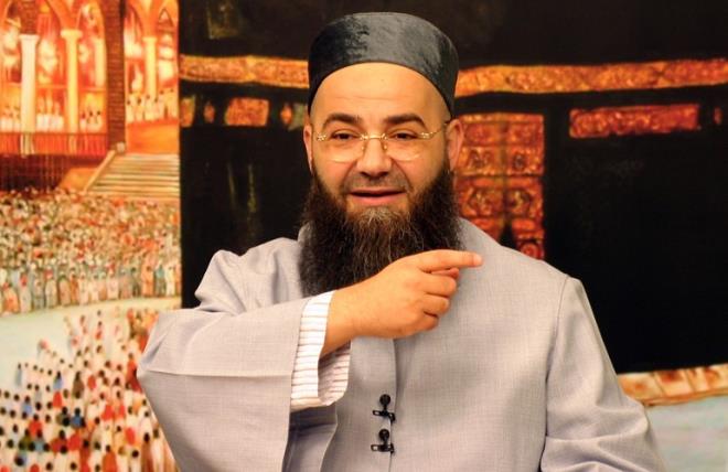 Ali Poyrazolu seti...<br>    Szl mizah geleneimizde cami hocalarnn nemli bir yeri var. Eskiden kahvehanelerde saray ve ynetimi bile ok sert hicvederlermi.  Cppeli Ahmet Hoca: 'Ne kadar sevap, o kadar huri..'