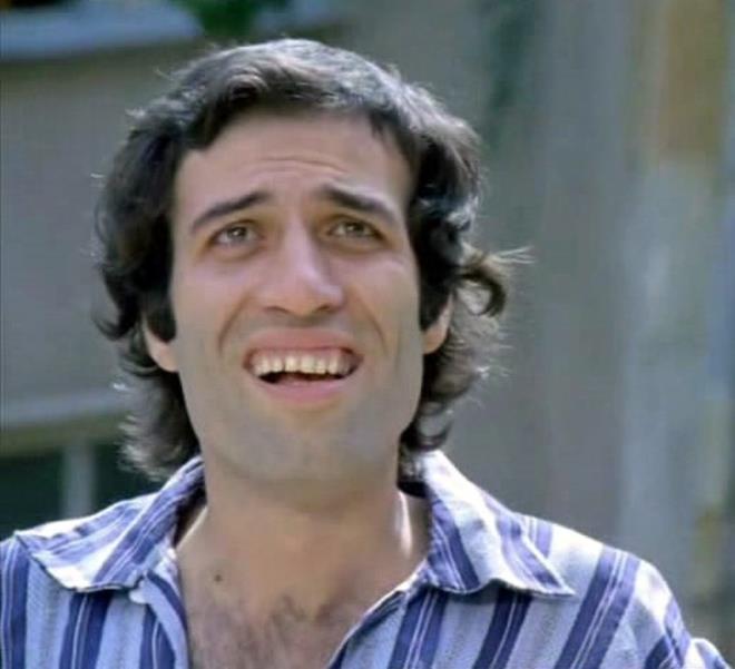 KEMAL SUNAL<br>  &#8216;EOLUEEK HHHHAHAHA...&#8217;<br>    O bir dnm noktasyd. imdiden bakldnda masumiyetin ifadesi olarak alglanan 70&#8217;lerden 80&#8217;lere ve dahi 90&#8217;lara uzanan izgide duruu, gl, safl, kurnazl, replikleri ve &#8216;Eolueek hihihihahaha&#8217;syla sinemamza ve hayatmza derin izlerini brakp gitti. &#8216;Hababam Snf&#8217;ndan &#8216;Tosun Paa&#8217;ya, &#8216;St Kardeler&#8217;den Zbk&#8217;e hatras her dem taze...