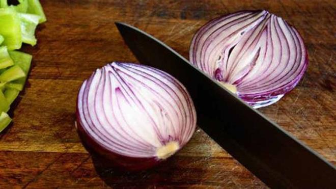 Ayak ve el trnaklarnz abuk krlyor ise trnaklarnz mor soan suyu ile ovun.