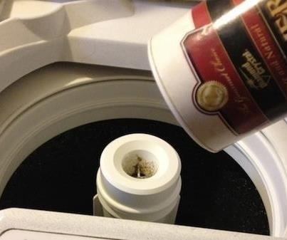 Giysilerinizin rengini, amar makinesinin iine bir tutam tuz atarak koruyabilirsiniz.