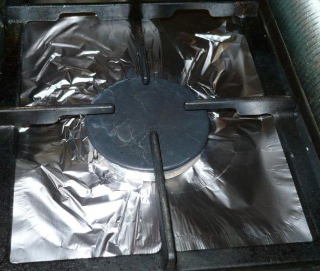 Yapacanz yemek etraf ok mu kirletecek?    Altna sereceimiz alminyum folyo hem yanmayacak hem de oca temiz tutacaktr.