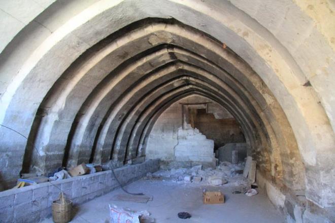 120 metrelik yaklak kot fark vard. Byle bir topografyada 15 metre derinden tnellerin, otomobil geecek byklkte tnellerin olduunu grdk.