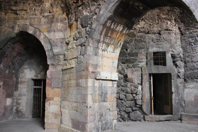 lk tespitler yerinde olduunu dair bulgulardr. Bunu rapor haline getirip belediyeye teslim ettik. Biz o zaman Nevehir niversitesiydik. Bizim belediyeyle irtibatmz kesilmedi. Ekstra alma gerektiinde yapacaz. Detaylar kaba yapsyla tnelleri karmakt.