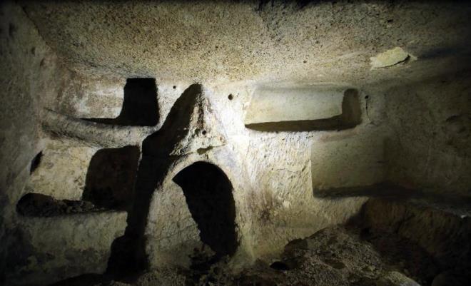 Konik bir yapnn tepesinde kale var, bunun Seluklulardan kalma olduu iddia ediliyor. 4 kilometre jeofizik lmler yaptk. Elektrik zdiren ve sismik tomografi almas yaptk. ehir kaleyi dairesel hatlar boyunca saryordu.