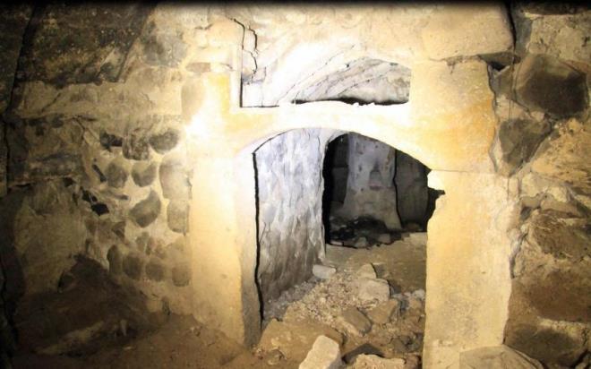 Bu hatlarn nemli bir ksmnda yaklak 15 metre derinde kalenin topografyasna paralel uzanan kalenin eteklerinden balayp zirvesine ulaan tneller tespit ettik. Bizim yaptmz almann amac uydu. Orada yeralt ehri var m yok mu? Btn detaylardan ziyade bu iddia doru mu yanl m bunu tespit etmeye altk.