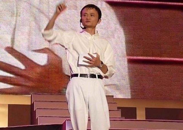 Jack Ma dk sermayesi ile 1999 ylnda Alibaba adl e-ticaret sitesini kurdu. Ticarette bilinenin aksine hareket eden Jack Ma, ksa srede internetin devleri arasna girmeyi baard.