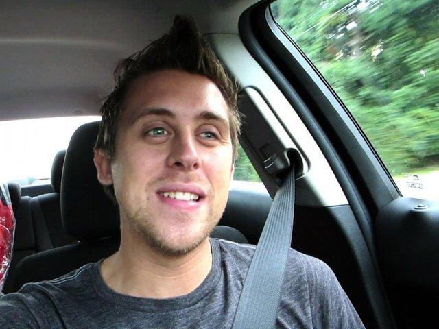 Roman Atwood<br>  KAZANCI: 2.5 Milyon Dolar<br>  Youtube kanalnda yapt akalar yaynlayan gen adam bu sayede 2015 ylnda milyon dolar kazanan isimlerinden oldu.