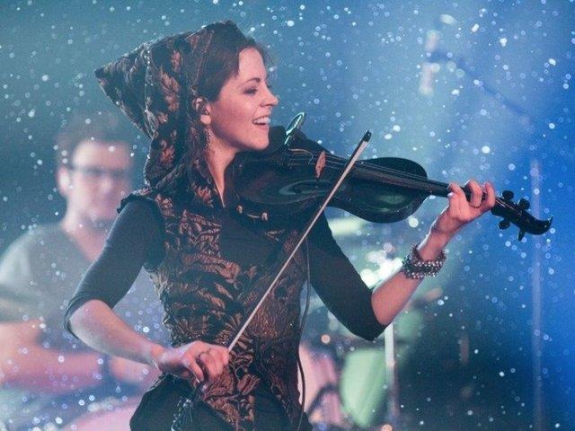 Lindsey Stirling<br>  KAZANCI: 6 Milyon Dolar<br>  Youtube kanalnda ald arklar kaydeden gen kadn bu kanal sayesinde hem milyonlarca takipiye ulat hem de 2015 ylnda milyon dolarlar kazand.