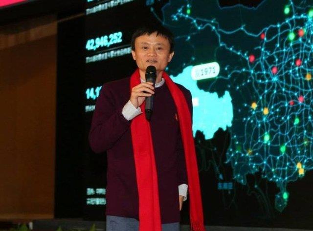 niversite snavlarnda iki kez baarsz olan, nc denemesinde ise dk puanl bir niversitede iki yllk eitim almay baaran Jack Ma'nn i hayat eitim hayatna benzemedi.