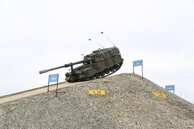 Kurulduu gnden itibaren trtll aralarn tasarm, imalat ve entegrasyonunun yapld komutanlkta, motor ve dzen yeniletirmesi, yry takmlarnn, tm klasik optik sistemlerin tasarm, imalat yeniletirilmesi grevlerini baaryla yerine getirdiini belirten Eren, "Destekledii birliklere Odu Ya Analiz Program kapsamnda ya analizi, mekanik, elektronik kalibrasyon hizmeti, personel eitimi, teknik destek ve mavirlik hizmetleri grevlerini yerine getiren 1. Ana Merkez Komutanl tasarm, retim, kalite gvence faaliyetlerini iine alan AQAP 2110 kalite belgesine sahiptir" diye konutu.