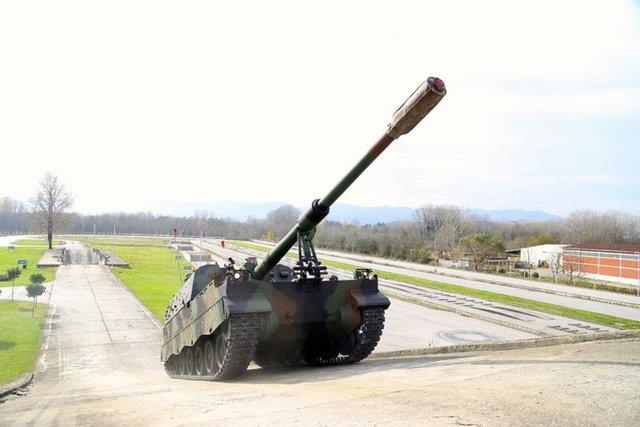 Kresel konumlandrma sistemiyle bulunduu koordinatlar srekli gncelleyebilen, elektronik olarak kontrol edilen, otomatik mermi doldurma sistemiyle donatlan obslerin, at komutlarn, otomatik ynlendirme sistemi sayesinde namluya ok ksa srede uygulama zelliiyle hzl at ve ayn mevziden ksa srede birden fazla hedefe ate edebilme zellii bulunuyor.