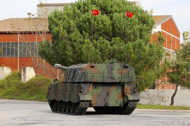 Arifiye ilesindeki 1'inci Ana Bakm Merkezi Komutanlnda seri retim almalarna 2001 ylnda balanan, ardndan 2004-2014 yllar arasnda retilen T-155 kunda motorlu Frtna obslerinin sr ve manevra kabiliyetlerini Anadolu Ajans ekibi grntledi.