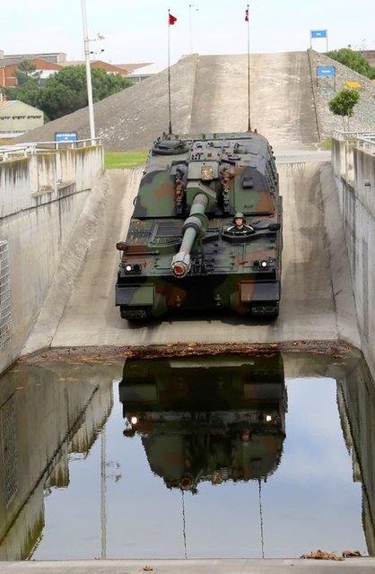 Bin beygir gcndeki motoru sayesinde zorlu arazi artlarnda da hareket kabiliyetine sahip Frtna obsleri, 155 mm'lik her trl NATO mhimmatn kullanabilecek ekilde tasarlanmas sayesinde mttefik glerle de ortak kullanma imkan salyor.