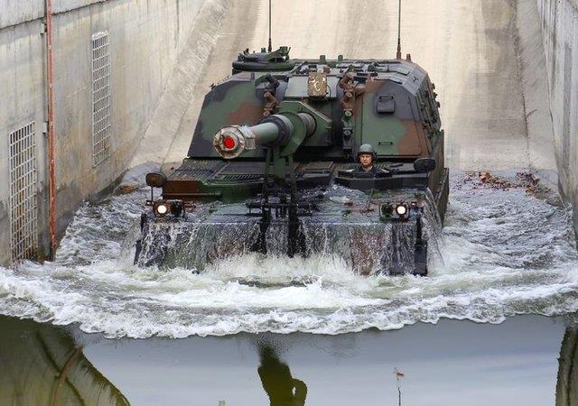 Tamamen yerli imkanlarla Trk mhendis ve iileri tarafndan tasarlanan Frtna obsleri, 20 ton zrh elii, 47 ton muharebe arl, 400 kilometre hareket sasna sahip olmas ve sratle mevzi deitirebilme zellikleriyle dmana korku salyor.