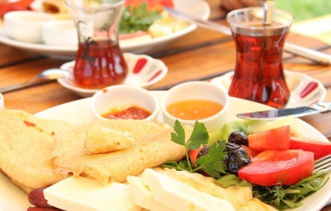 SYAH AY ERKEN DKKAT  <br>  Gvenilir ekilde toplanm, kurutulmu ve paketlenmi siyah ay tercih etmelisiniz.  Koyu ve bayat aylar imeyiniz.  Demir eksiklii olan kiilerde ay zellikle yemeklerden hemen sonra iilmemeli en az 30 dakika beklenmelidir.  Yallar, ocuklar ve hamileler ak ekilde mmknse limonlu ay imeyi tercih etmelidirler.  Doru beslenme alkanlklar iinde gn ierisinde 3- 5 fincan siyah ay iebilirsiniz.